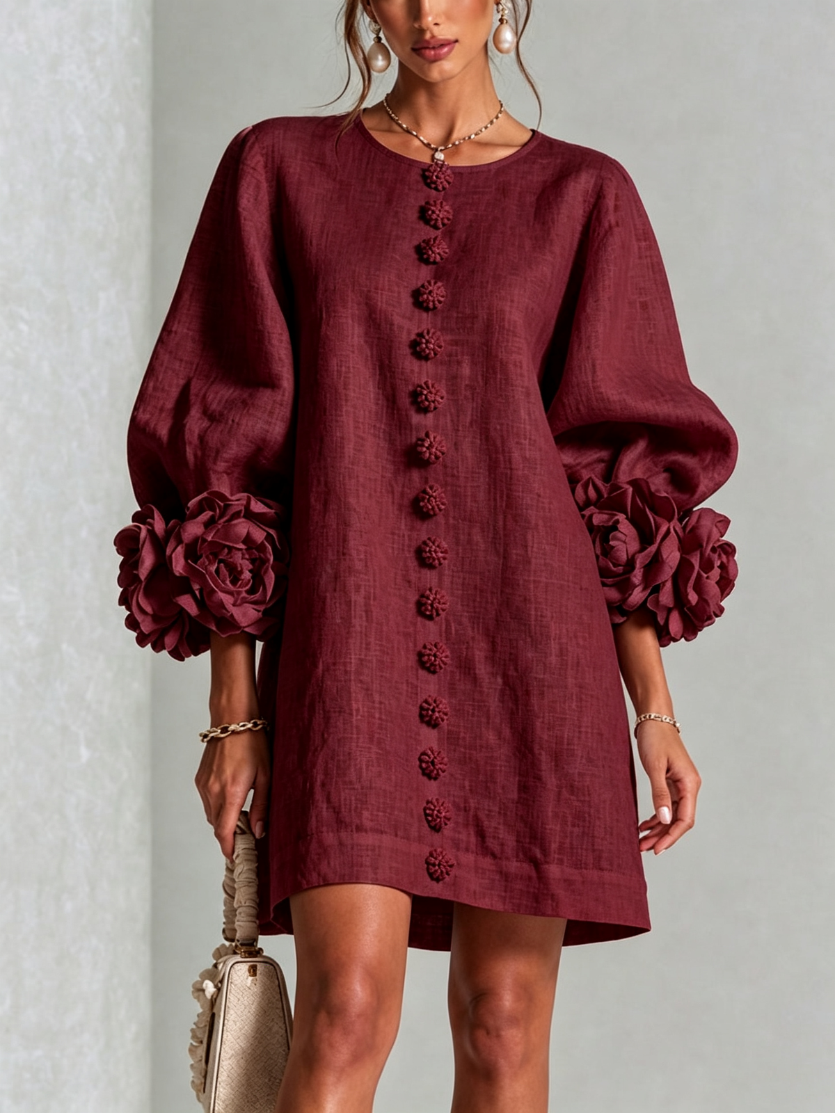 Perle | Élégante mini-robe, ornée de boutons et de manches à détails floraux